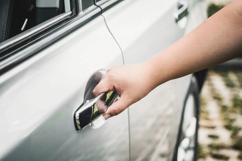 The Top Benefits of Hiring a Professional Automotive Locksmith